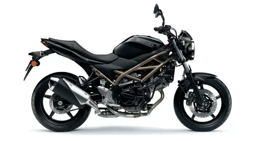 Czarny motocykl Suzuki SV 650 z widocznymi danymi technicznymi, w tym kratownicową ramą i silnikiem V-twin.