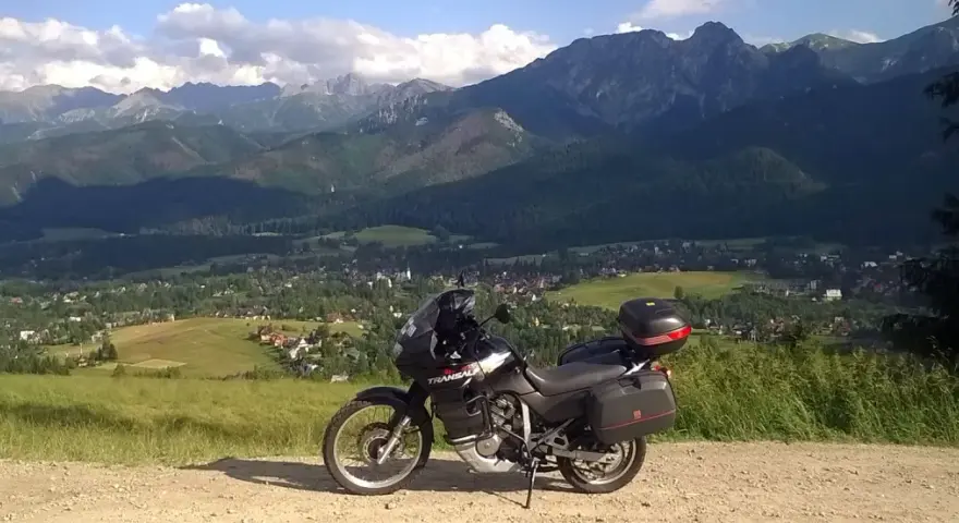 Motocykl na tle górskiej panoramy. Idealne miejsce na rozpoczęcie wielka pętla bieszczadzka trasa.