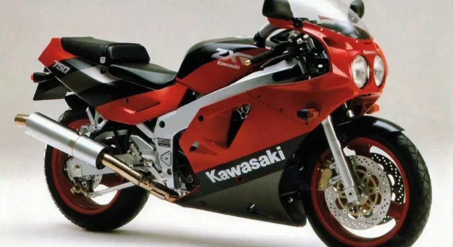 Czerwono-czarny motocykl Kawasaki ZXR 750 z lat 90. z charakterystycznym malowaniem i sportowym wyglądem.