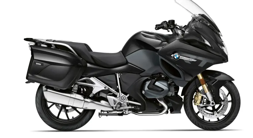 Czarny motocykl turystyczny BMW R 1250 RT z kuframi, gotowy na dalekie podróże.