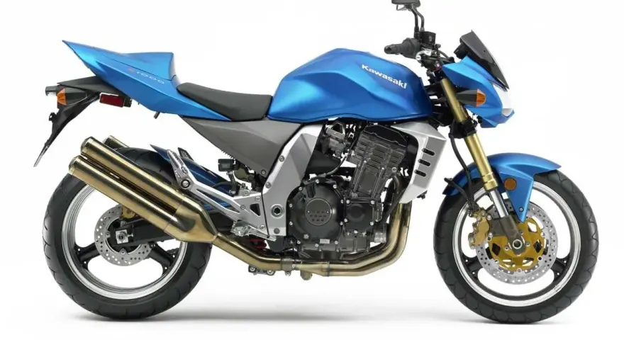 Błękitny Kawasaki Z1000, z mocnym silnikiem i podwójnym wydechem, gotowy do jazdy, jakby miał moc V-max.