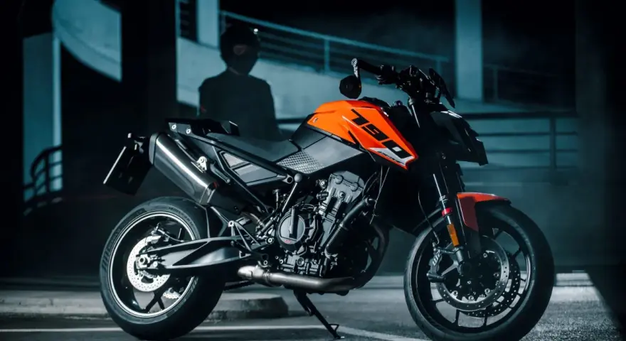 Pomarańczowy KTM Duke 790, gotowy do jazdy. Sprawdź jego dane techniczne i poczuj moc!