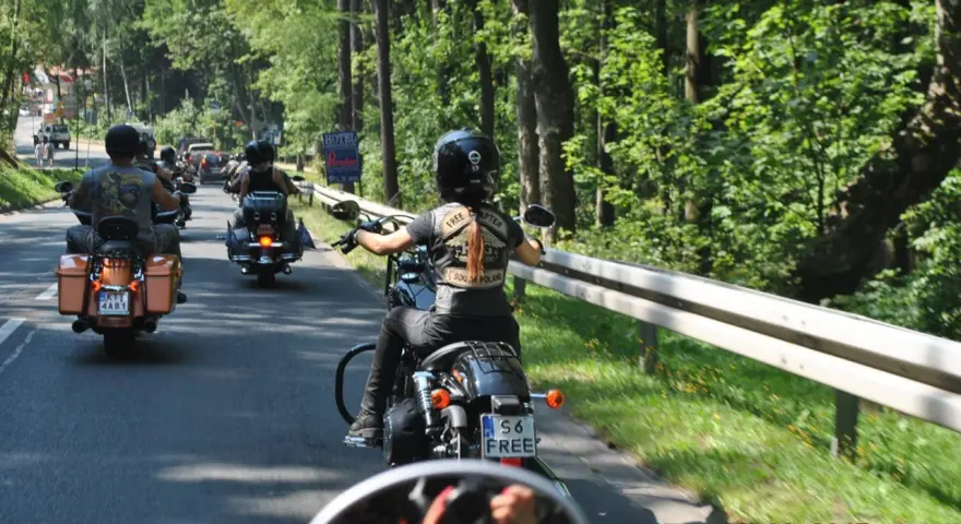 Śląsk na motocyklu: Odkryj najlepsze trasy, zamki i górskie serpentyny