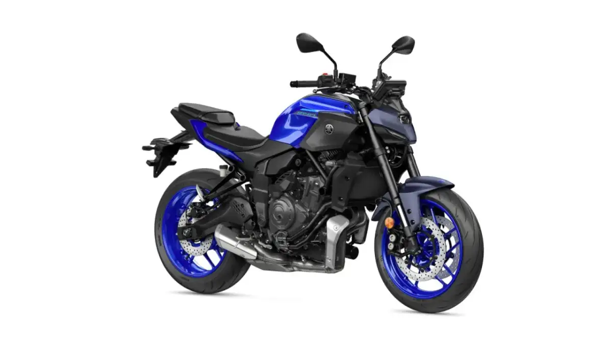 Niebieski motocykl Yamaha MT-07, z mocnym silnikiem, gotowy do jazdy, jak jego większy brat V-Max.
