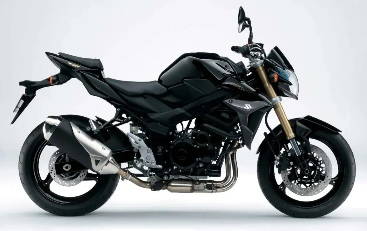 Czarny Suzuki GSR 750, z widocznymi detalami silnika i wydechu. Wady tego modelu to m.in. brak regulacji zawieszenia.
