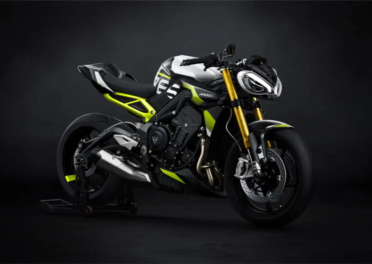 Nowy Triumph Speed Triple w jaskrawej kolorystyce, z żółtymi akcentami i złotym zawieszeniem, gotowy do podboju dróg.