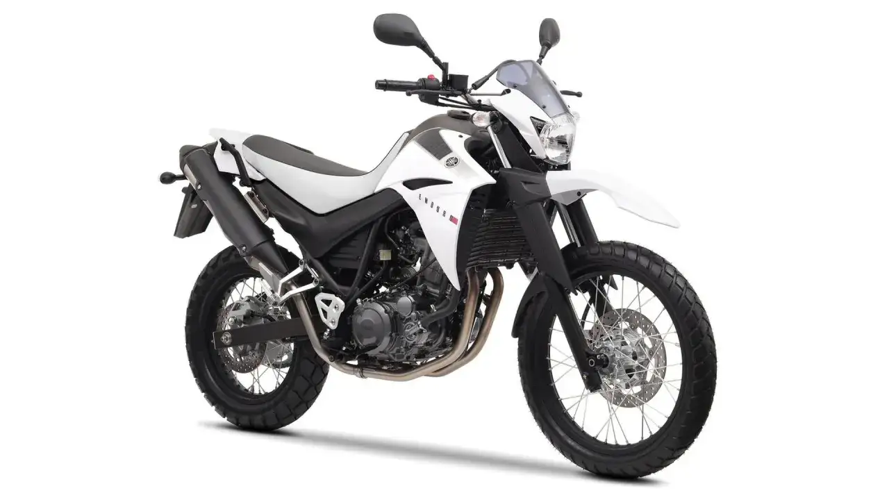 Biały motocykl Yamaha XT660R z czarnymi akcentami, gotowy na przygodę.
