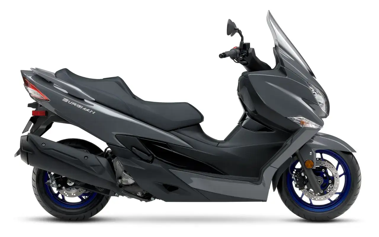 Szary skuter Suzuki Burgman 400. Sprawdź dane techniczne tego modelu, który zachwyca komfortem i osiągami.