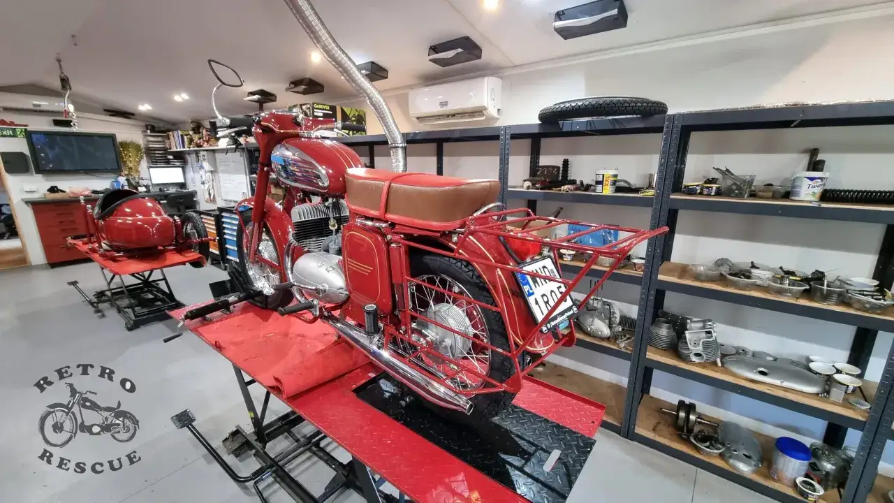 Czerwony motocykl na podnośniku, gotowy do malowania. Cena usługi malowania motocykla zależy od zakresu prac.