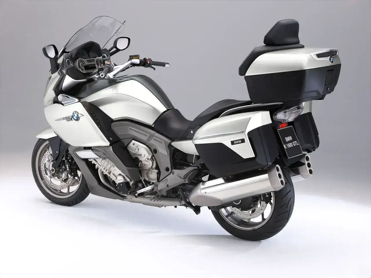 Srebrno-czarny motocykl BMW K 1600 GTL. Sprawdź aktualną bmw 1600 gtl cena i wyposażenie.