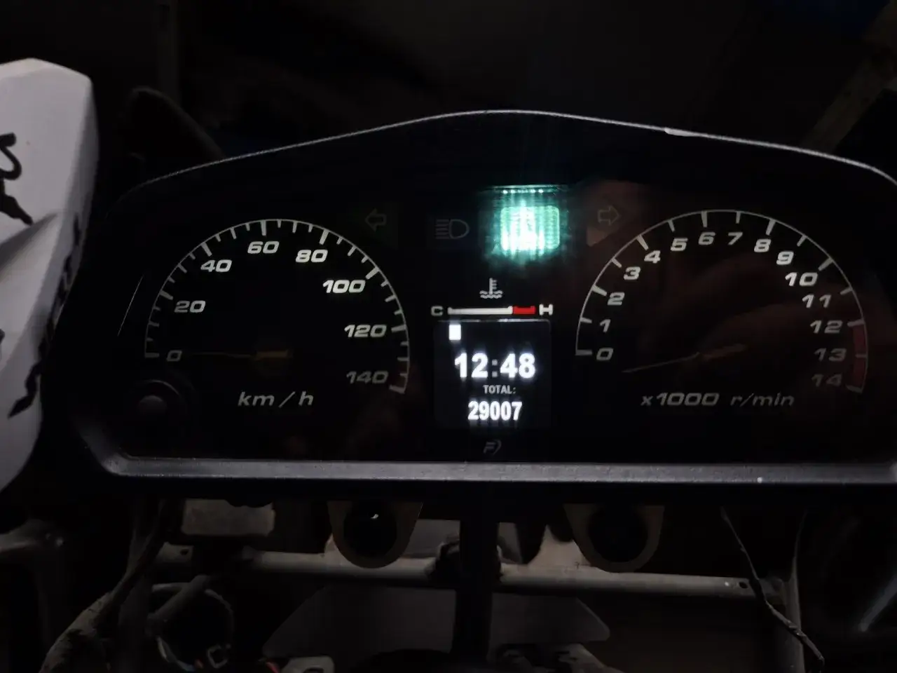 Deska rozdzielcza Hondy Varadero 125, z licznikiem km/h i obrotomierzem. Na wyświetlaczu 12:48 i przebieg 29007 km.