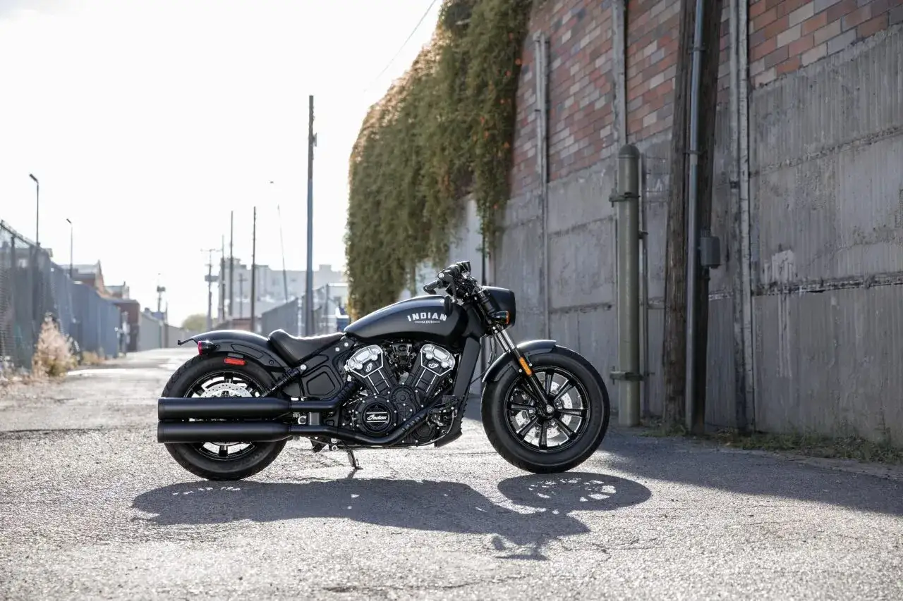 Czarny motocykl Indian Scout, idealny do rankingu motocykli cruiser, stoi na ulicy.