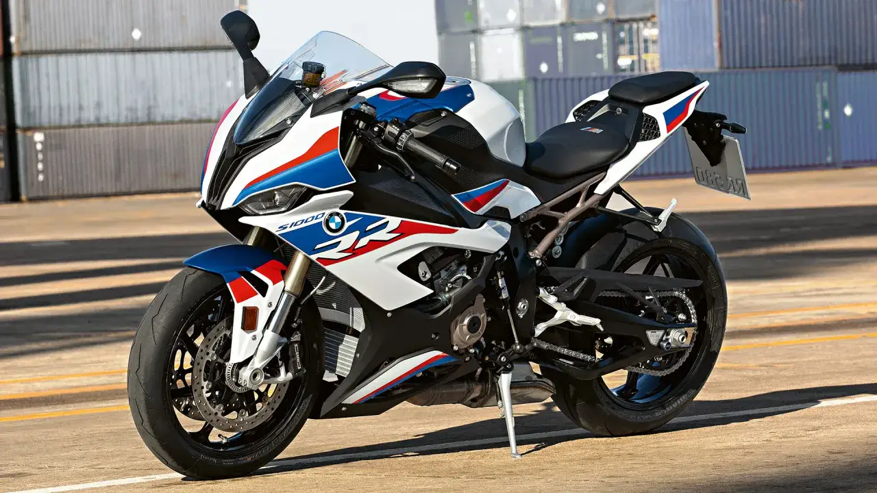 Sportowy motocykl BMW S1000RR w biało-niebiesko-czerwonych barwach. Sprawdź aktualną bmw s1000rr cena i poczuj moc!