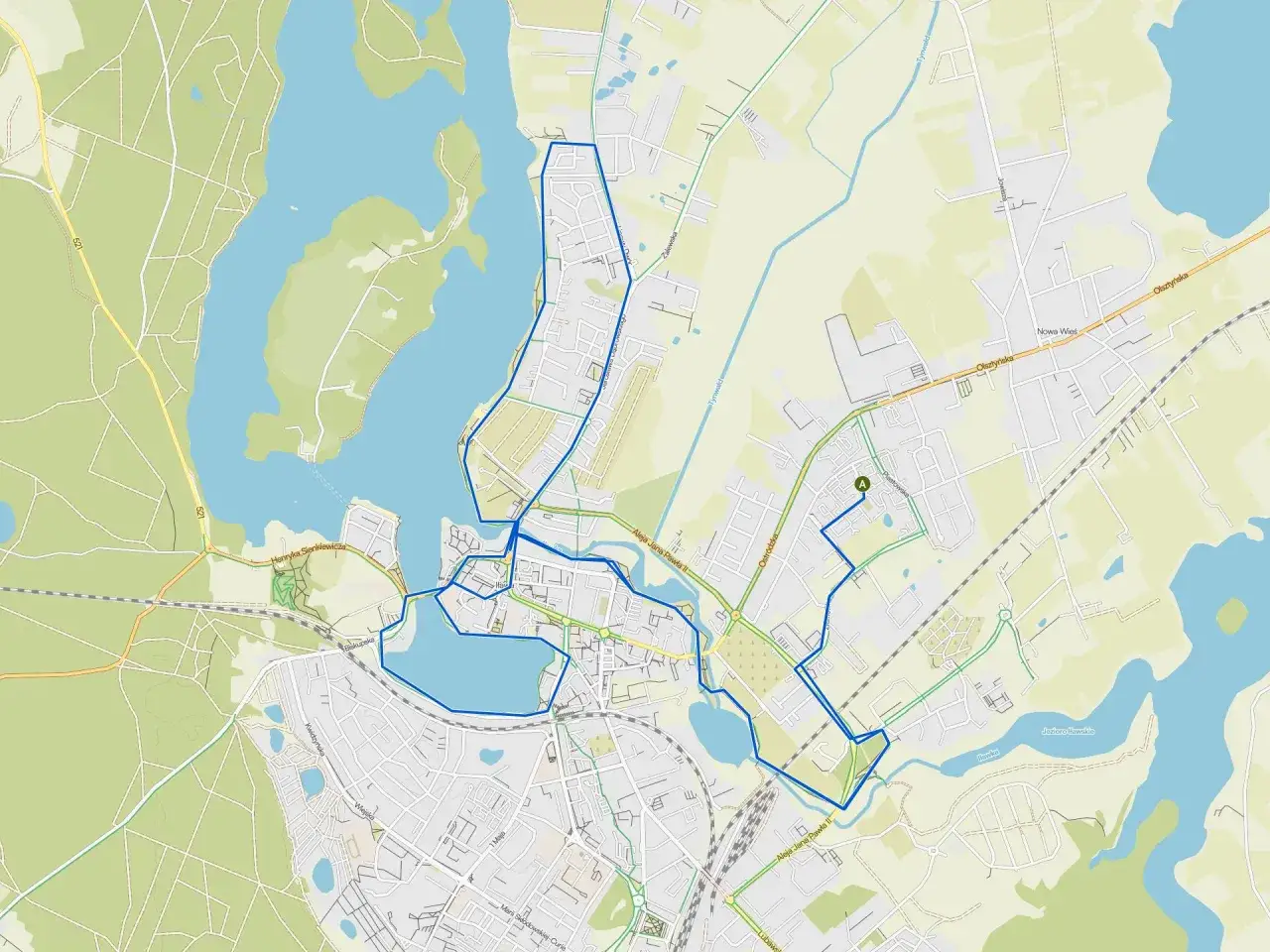 Mapa przedstawia trasę rowerową wokół Jeziora Iławskiego, prowadzącą przez miasto Iława i okoliczne tereny.
