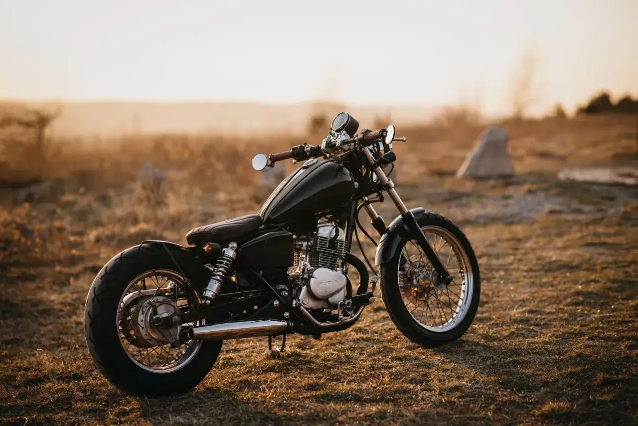 Czarny motocykl Honda Rebel 125, idealny na wyprawy. Poznaj jego dane techniczne i poczuj wolność.