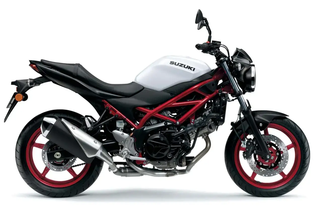 Suzuki SV 650 dane techniczne: biały bak, czerwona rama, czarne siedzenie, srebrny wydech. Klasyczny naked bike gotowy na jazdę.