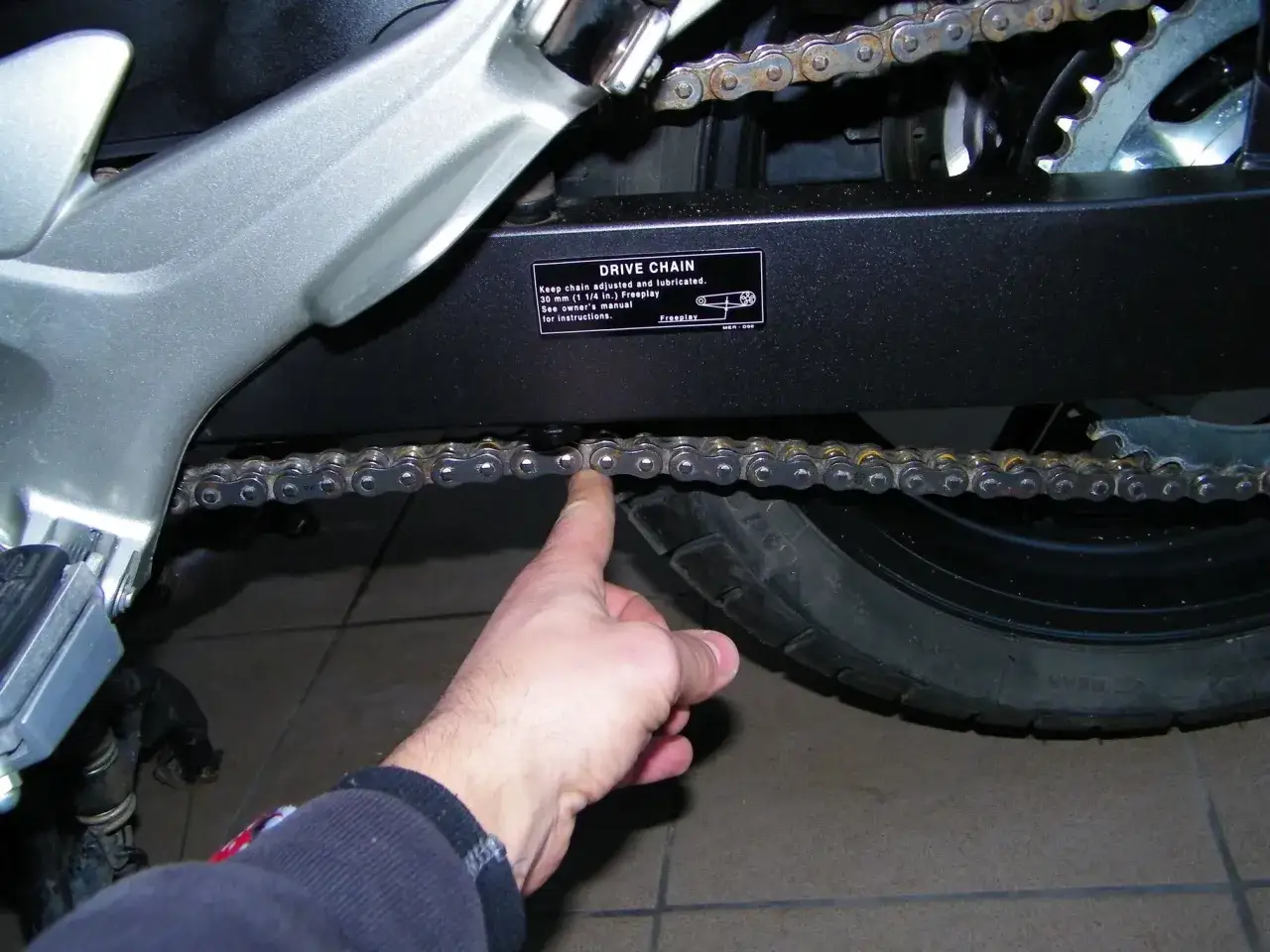 Prawidłowy kierunek spinki łańcucha motocyklowego