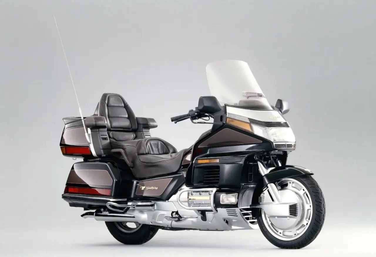 Elegancki motocykl Honda Goldwing 1500, choć komfortowy, ma swoje wady, np. dużą masę.