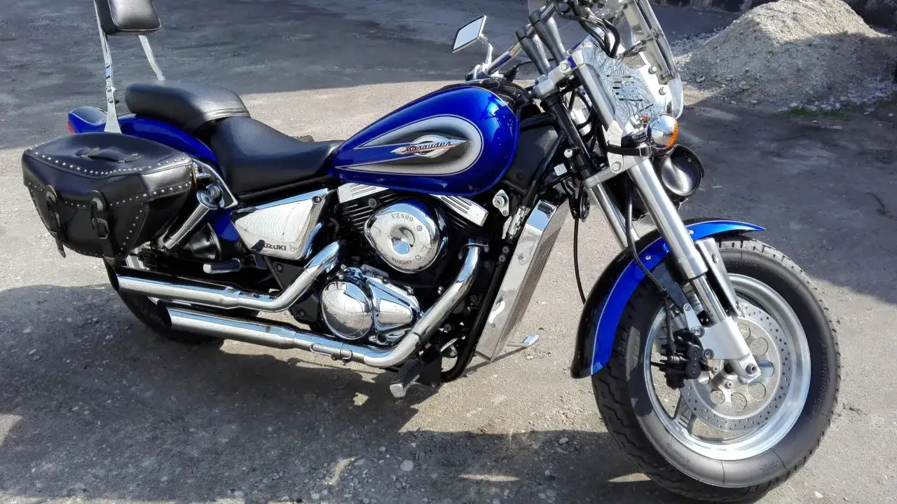 Błękitny Suzuki Marauder z sakwami i oparciem. Klasyczny cruiser gotowy na podróż.