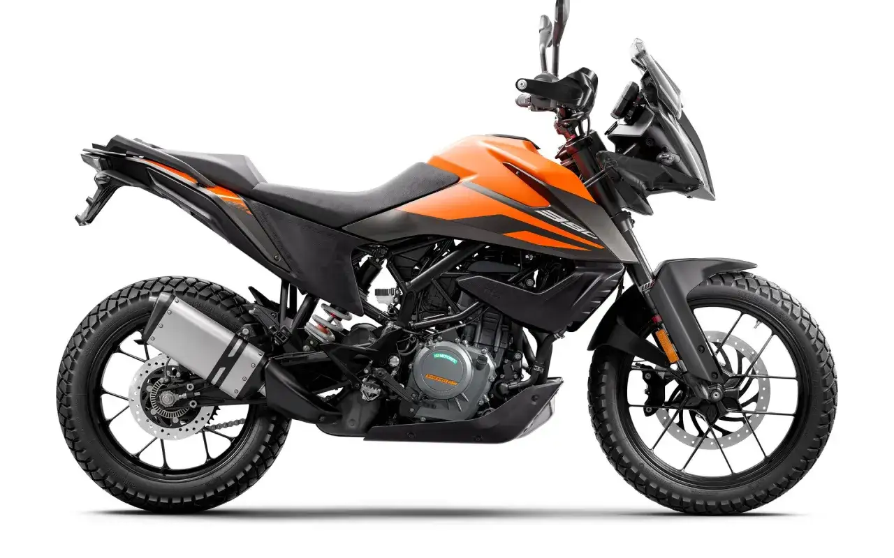 Pomarańczowy motocykl KTM 390 Adventure gotowy na przygodę.