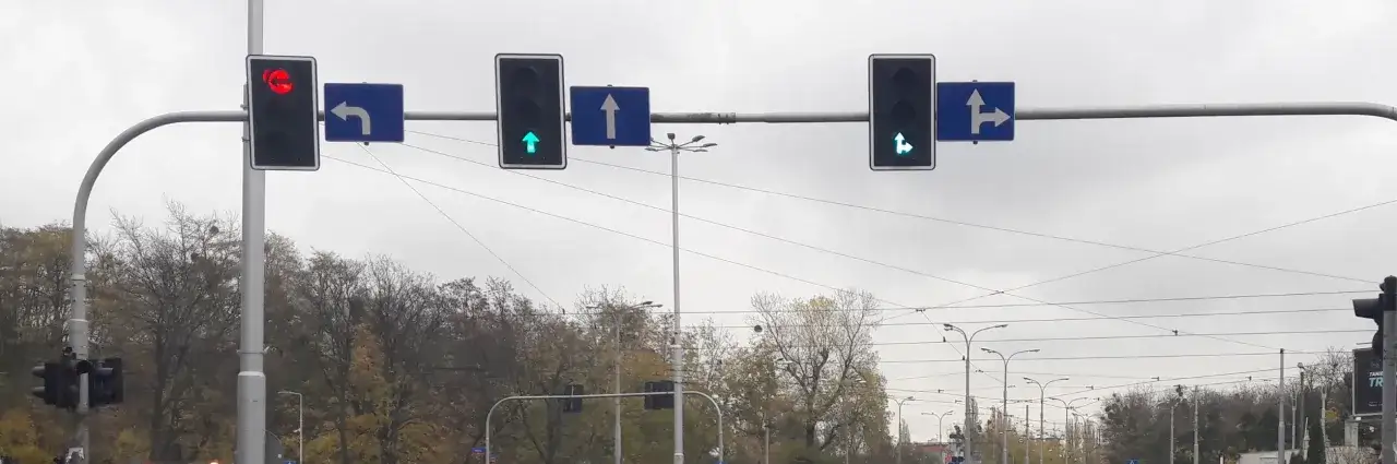 Sygnalizacja świetlna kierunkowa, zapewniająca światła bezkolizyjne. Czerwone światło dla lewoskrętu, zielone dla jazdy prosto i zielone dla jazdy prosto i w prawo.
