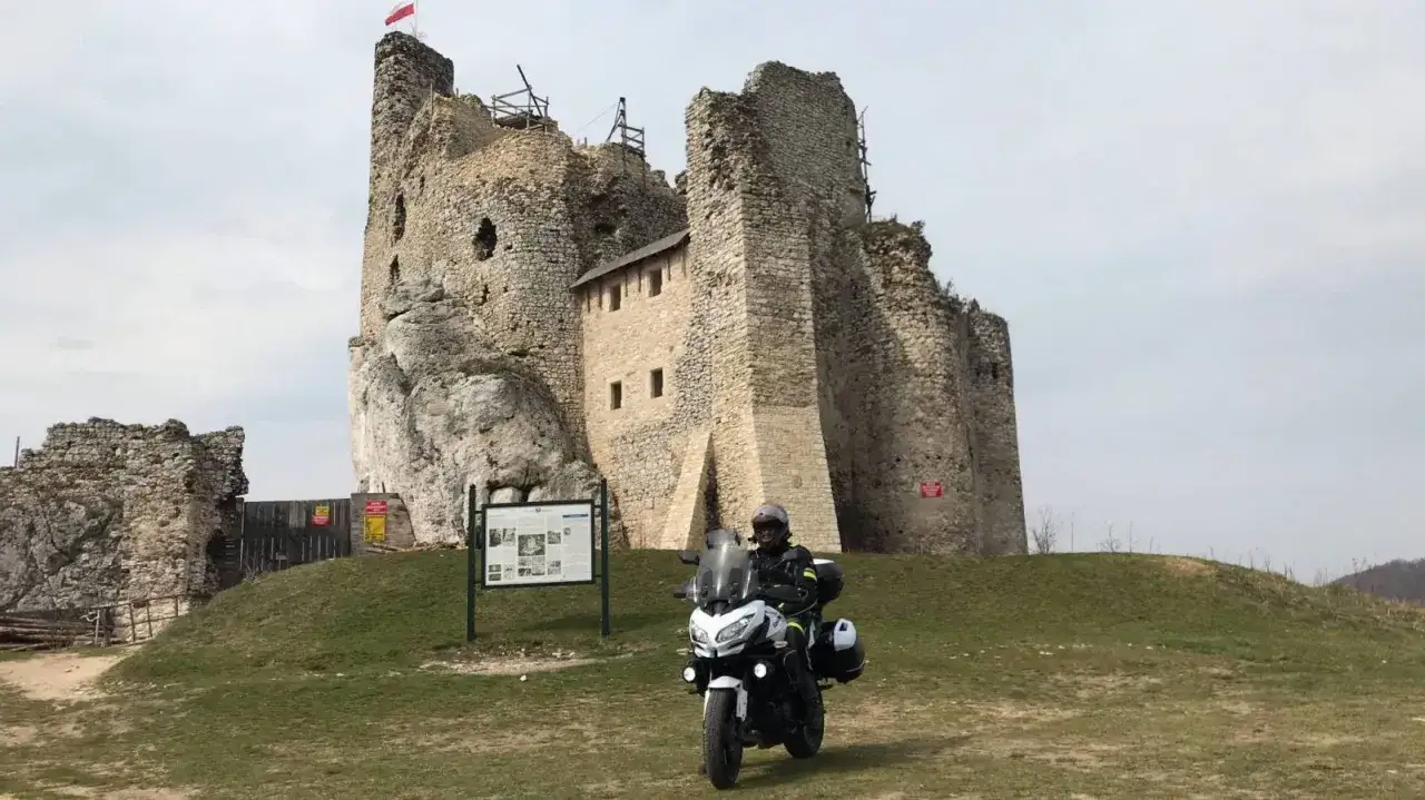 Szlak Orlich Gniazd motocykl z zamkiem w tle