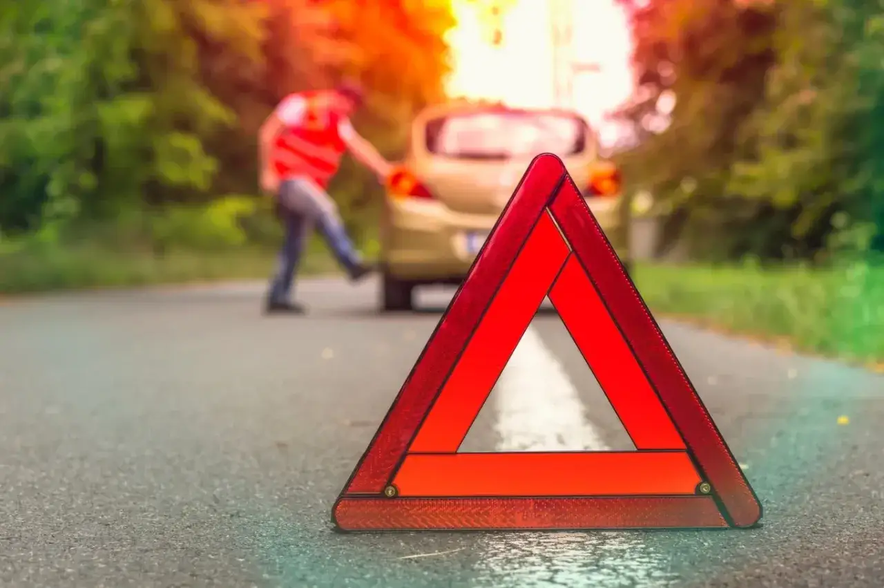 awaria samochodu na autostradzie, tr&oacute;jkąt ostrzegawczy, kamizelka odblaskowa