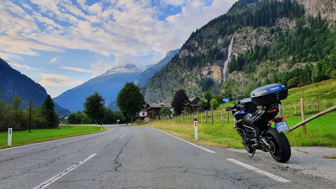 Motocykl na krętej drodze w Górach Słonnych