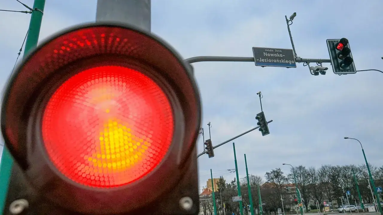 Czerwone światło na rondzie Jana Nowaka-Jeziorańskiego. Uważaj, jaki mandat za przejazd na czerwonym może być wysoki!