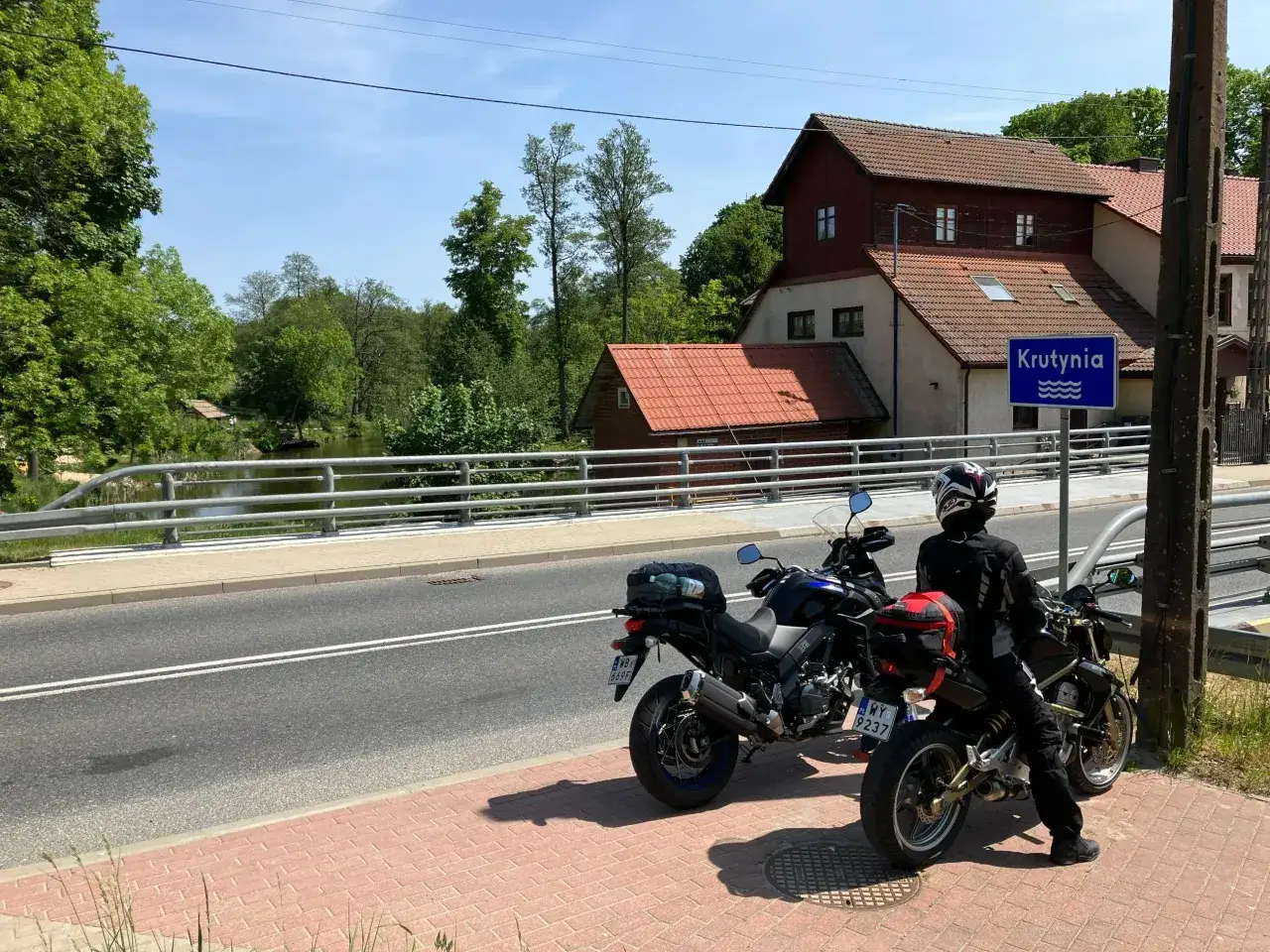 motocykl na malowniczej drodze mazury