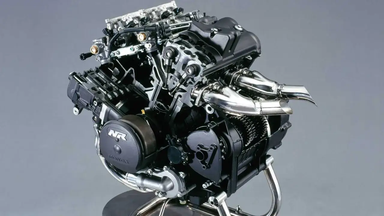 Silnik V4 z owalnymi tłokami, serce legendarnej Honda NR 750, prezentuje innowacyjną inżynierię.