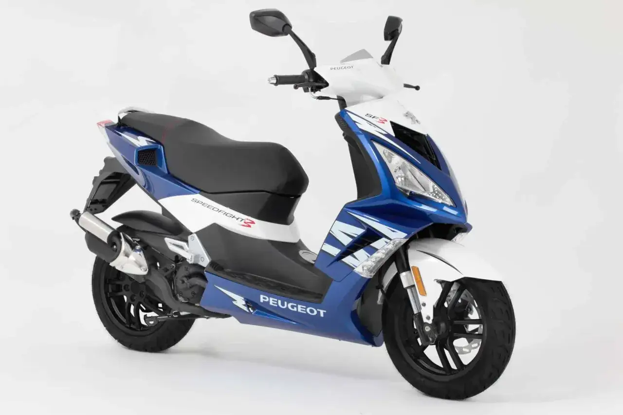 Niebiesko-biały skuter Peugeot Speedfight 3, jeden z najbardziej bezawaryjnych skuterów 50.