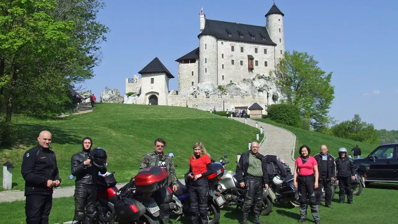 Motocykl zaparkowany przy zamku w Płocku lub Ciechanowie