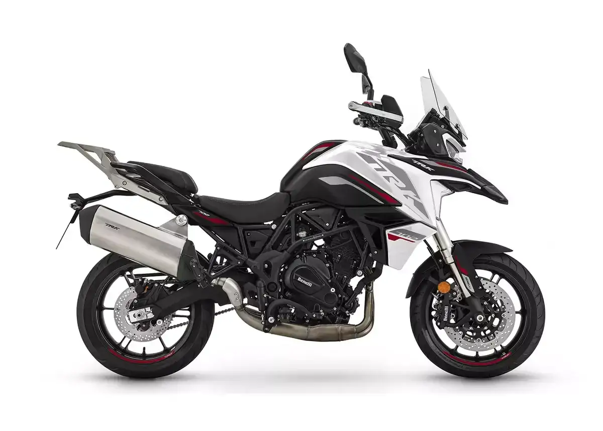 Biały motocykl turystyczny Benelli TRK 702 z czarnymi i czerwonymi akcentami. Sprawdź atrakcyjną benelli trk 702 cena!