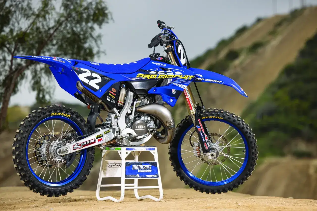 Niebieski motocykl Yamaha YZ 125 z numerem 22, gotowy do akcji. Ile koni ma Yamaha YZ 125? Ten model to potęga!