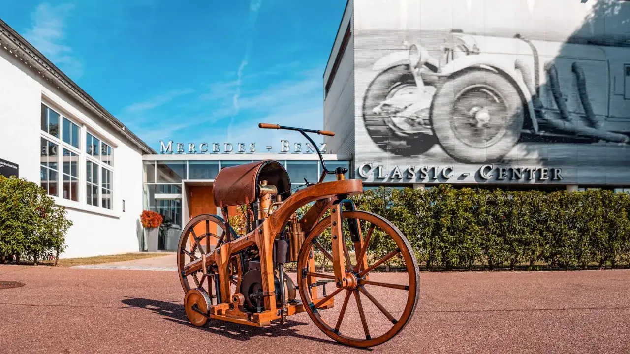 Drewniany motocykl, replika pierwszego motocykla na świecie, przed budynkiem Mercedes-Benz Classic Center.