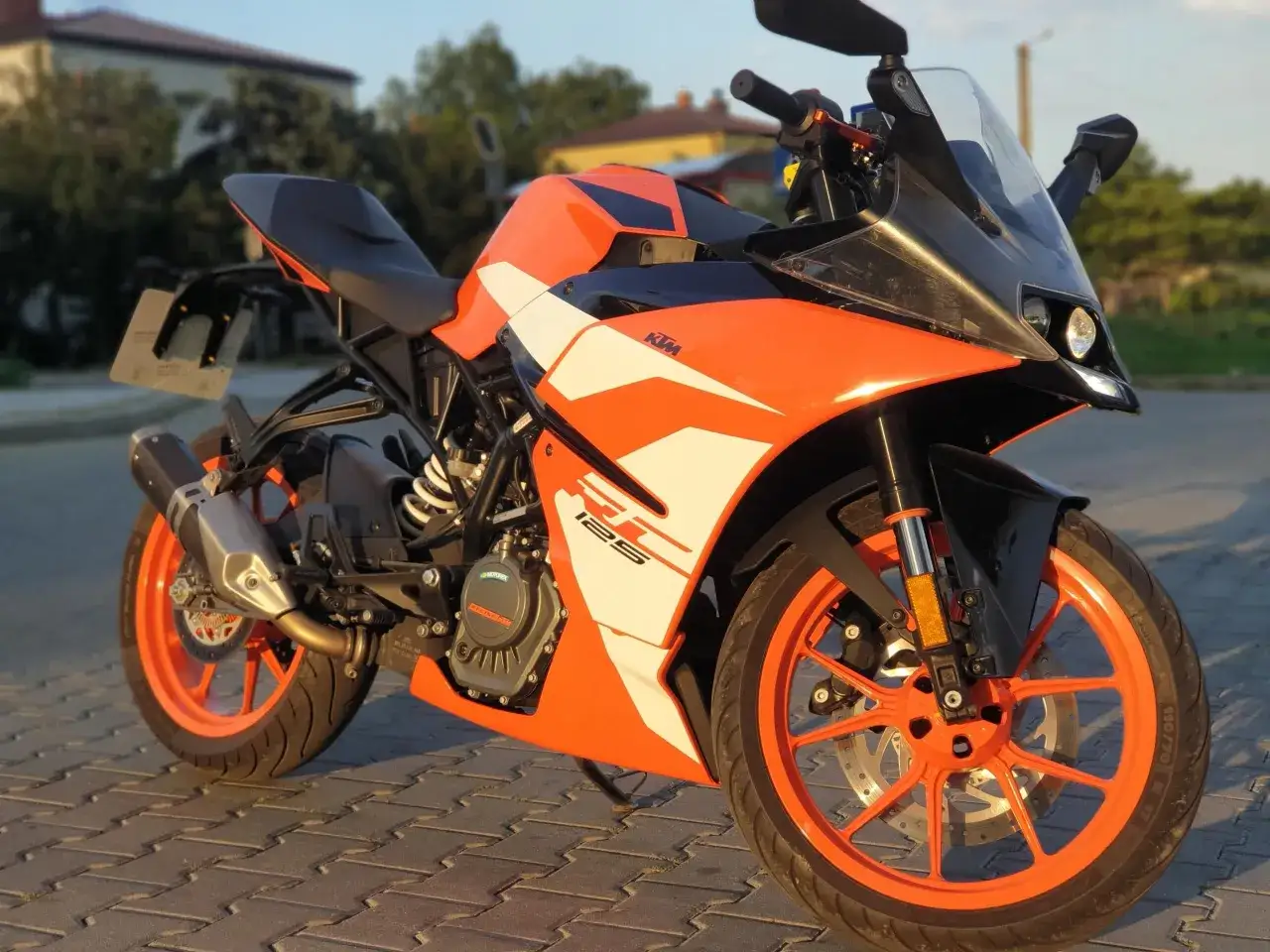 Pomarańczowy KTM RC 125 gotowy do jazdy, z pewnością osiągnie swoje v max.
