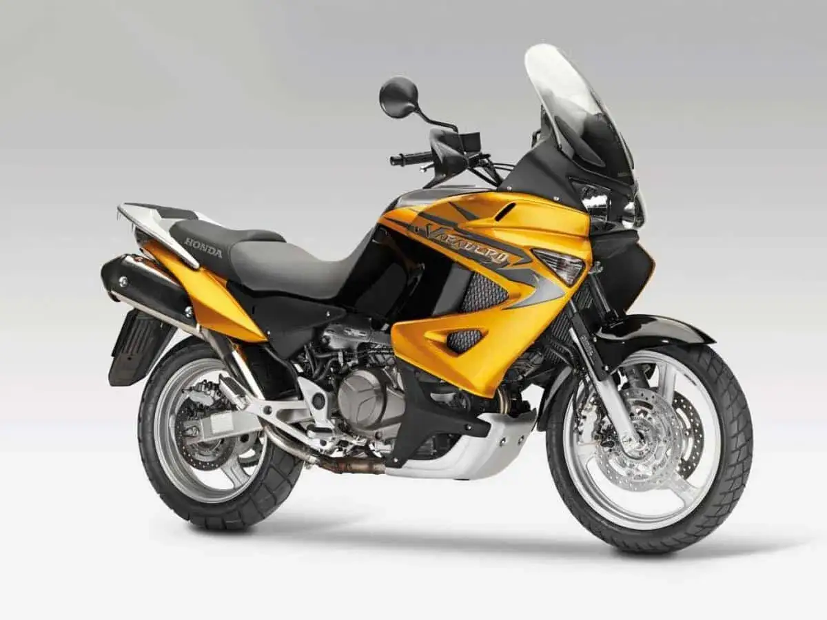Złoty motocykl Honda Varadero 1000, gotowy na przygodę. Dane techniczne tego turystycznego enduraka zachęcają do długich podróży.
