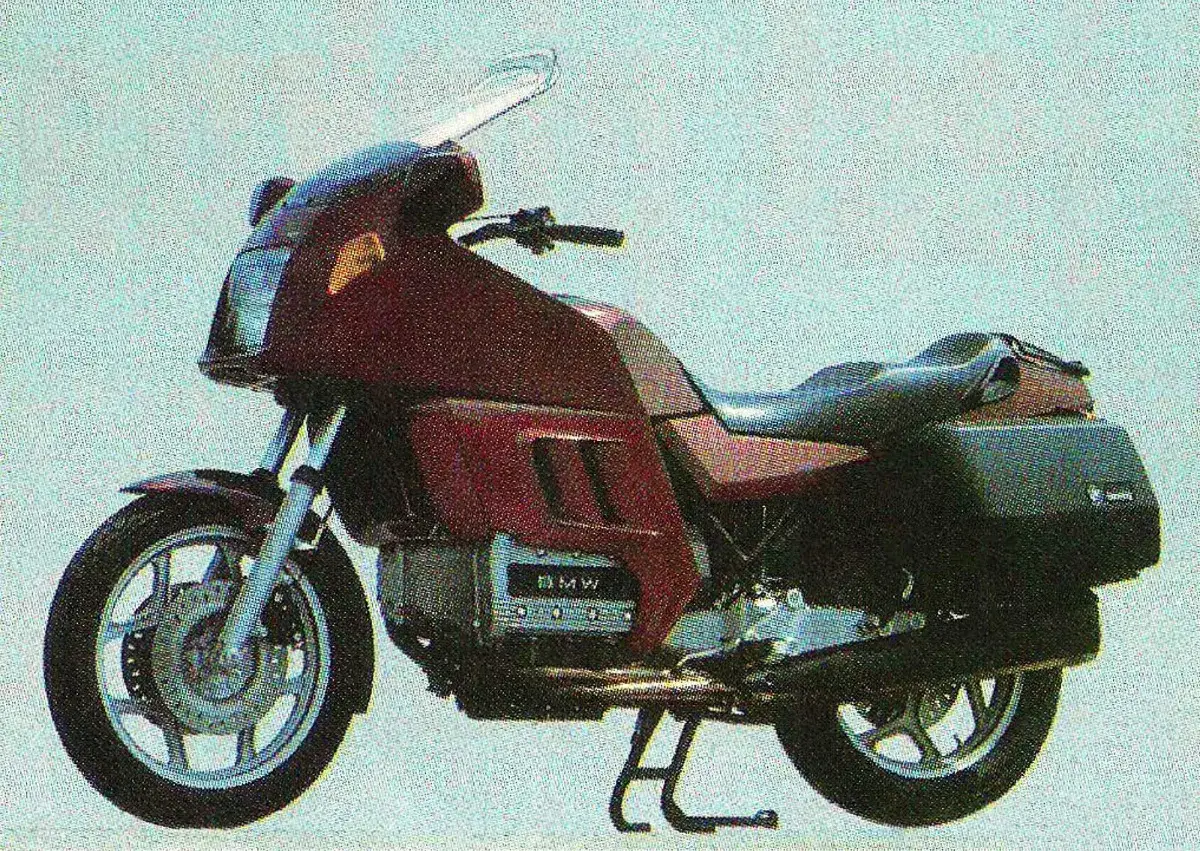 Czerwony motocykl BMW K100 z kuframi. Poznaj jego dane techniczne i możliwości.