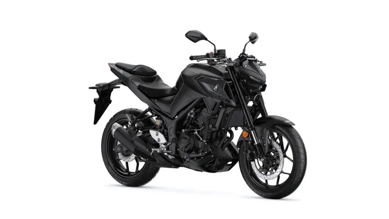 Czarny motocykl Yamaha MT-03 z agresywnym designem, gotowy na miejskie wyzwania.