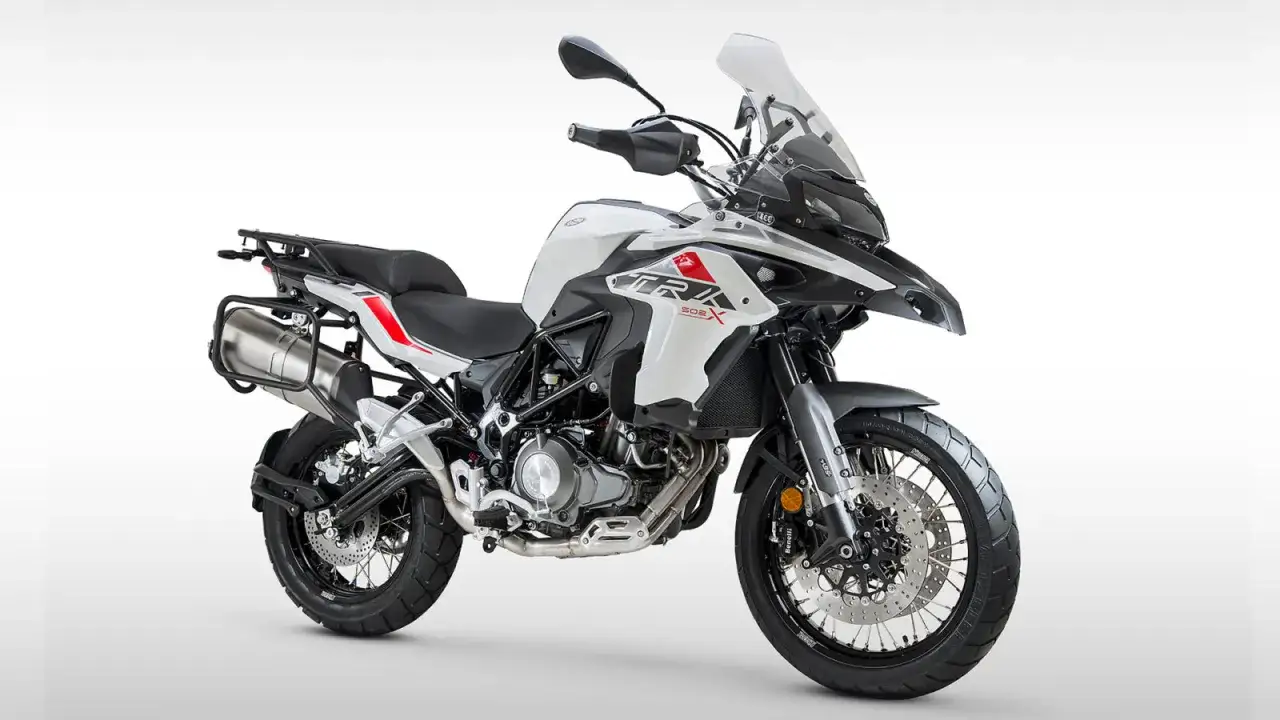 Motocykl Benelli TRK 502X, idealny na przygodę. Zastanawiasz się, jaka pojemność jest potrzebna do prawa jazdy A2? Ten model ma 500cc.
