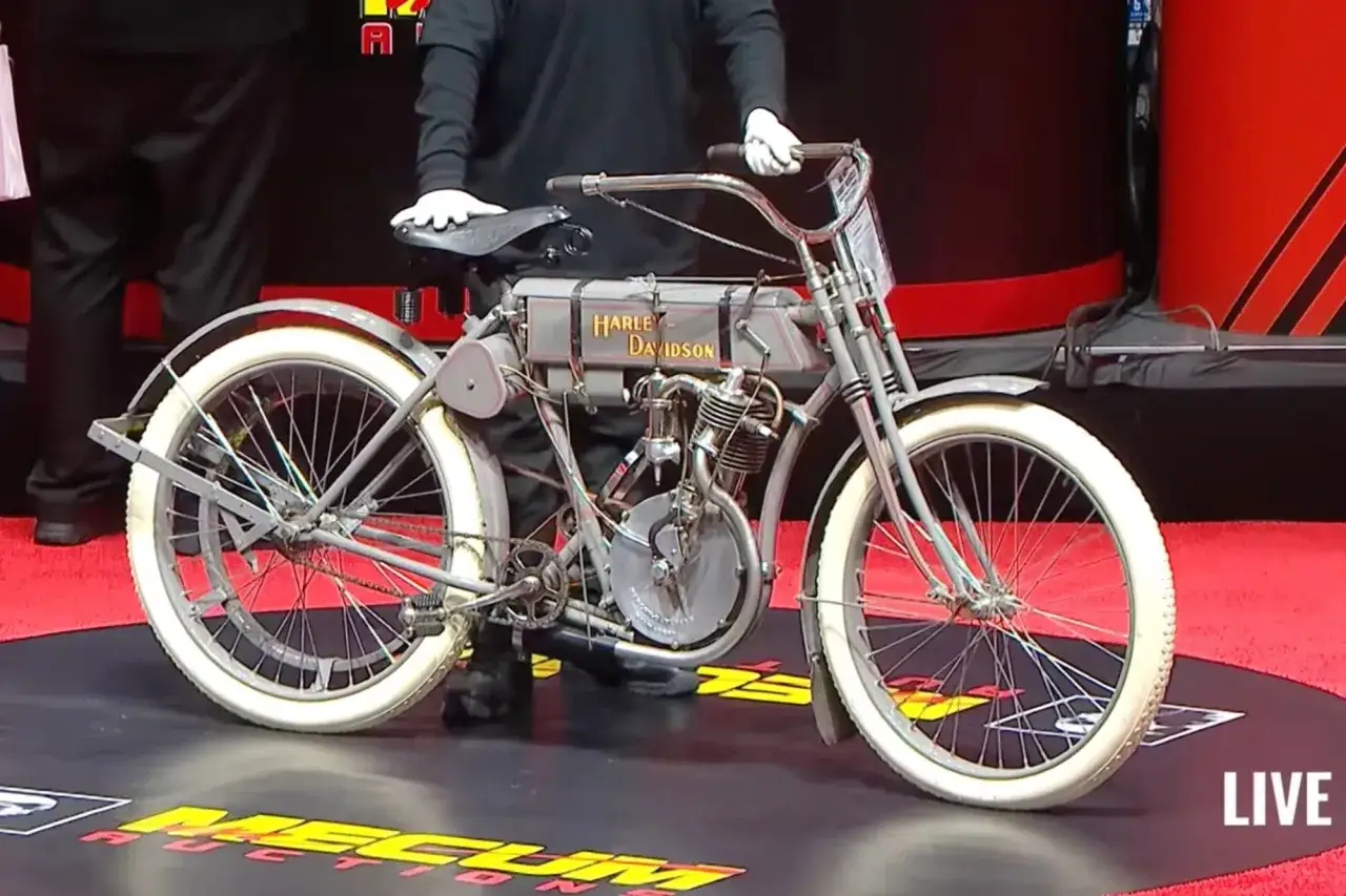 Klasyczny motocykl Harley-Davidson, prawdopodobnie najdroższy motor na świecie, prezentowany na aukcji.