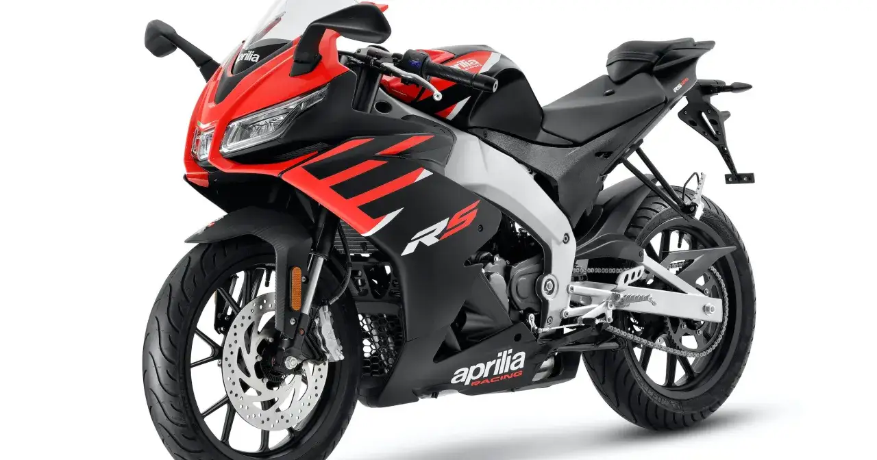 Sportowy motocykl Aprilia RS 125 w czarno-czerwonej kolorystyce. Idealny na pierwszą jazdę 125 na B bez 3 lat.