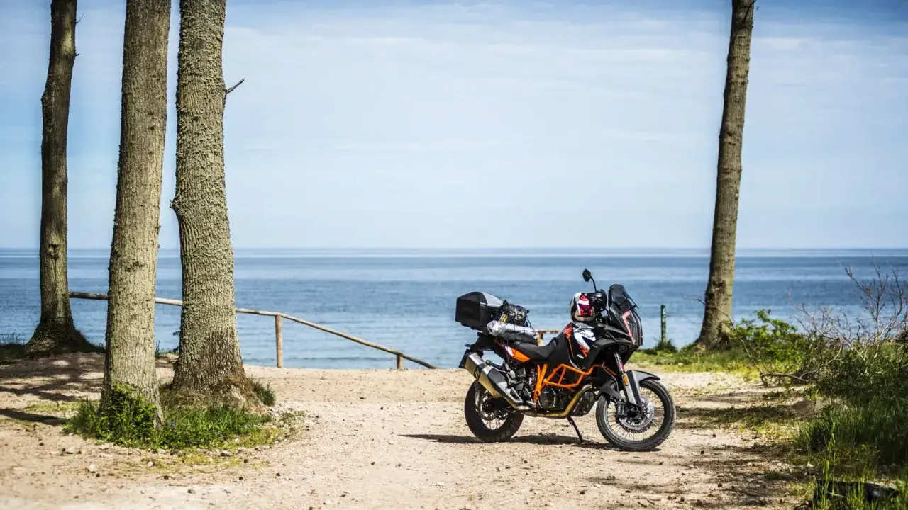 Motocykl na Jadranskiej Magistrali, widok na morze i wybrzeże