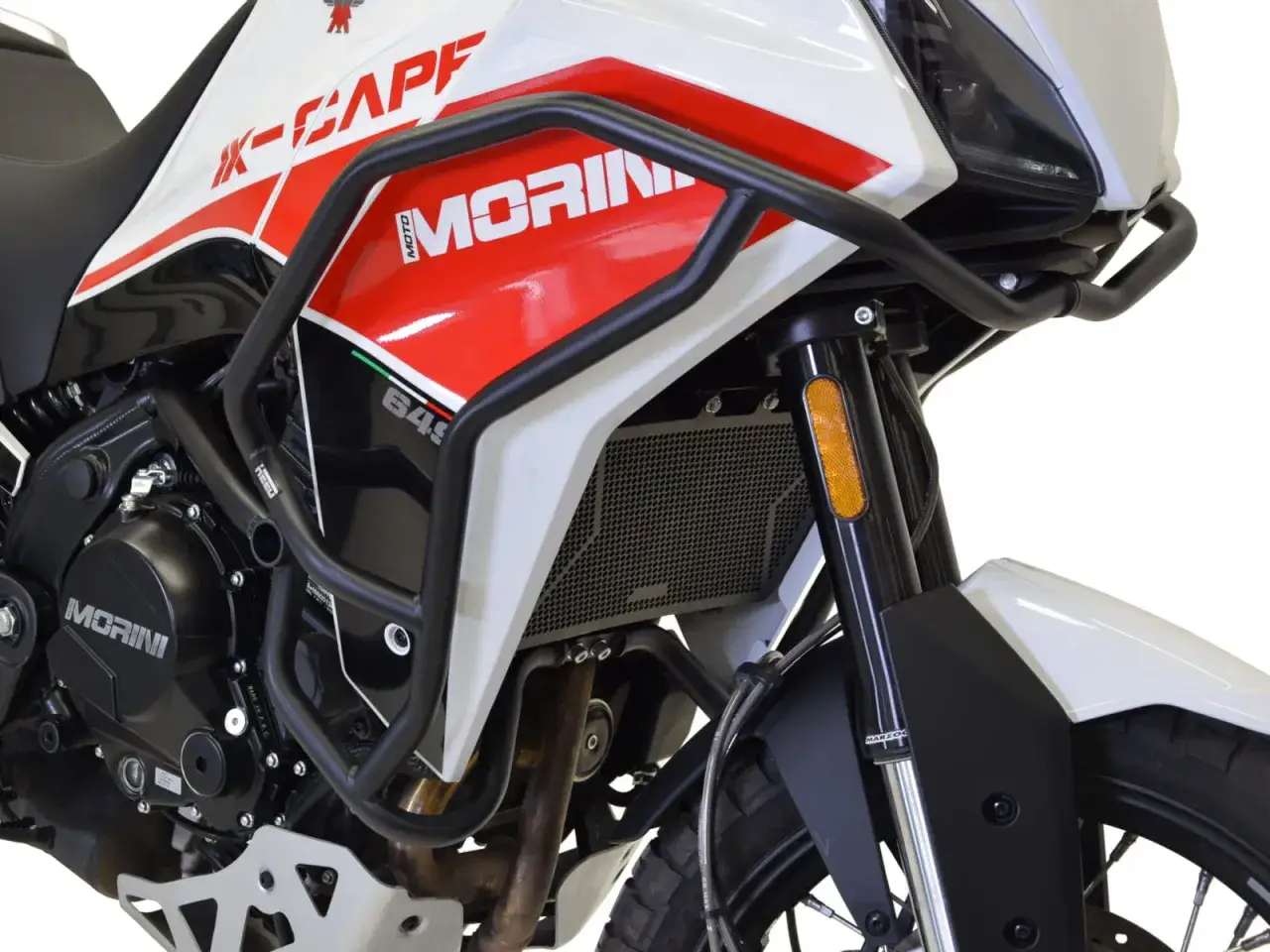 Solidne gmole chronią silnik motocykla Moto Morini X-Cape 649.