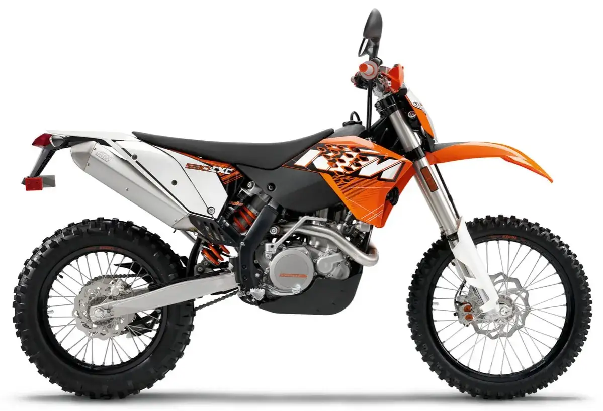 Pomarańczowy motocykl terenowy KTM 400 z białymi i czarnymi akcentami, gotowy na przygodę.