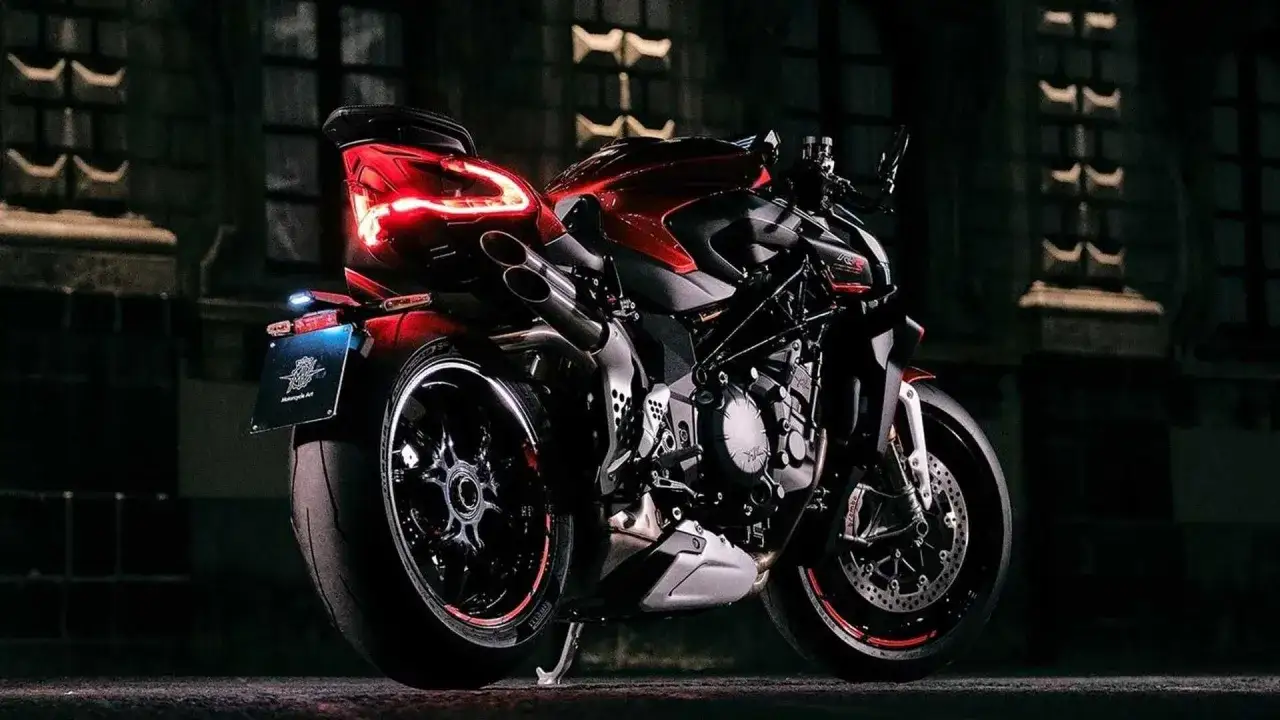 Czerwony MV Agusta Brutale 1000 RR nocą, z zapalonymi światłami, gotowy do jazdy.