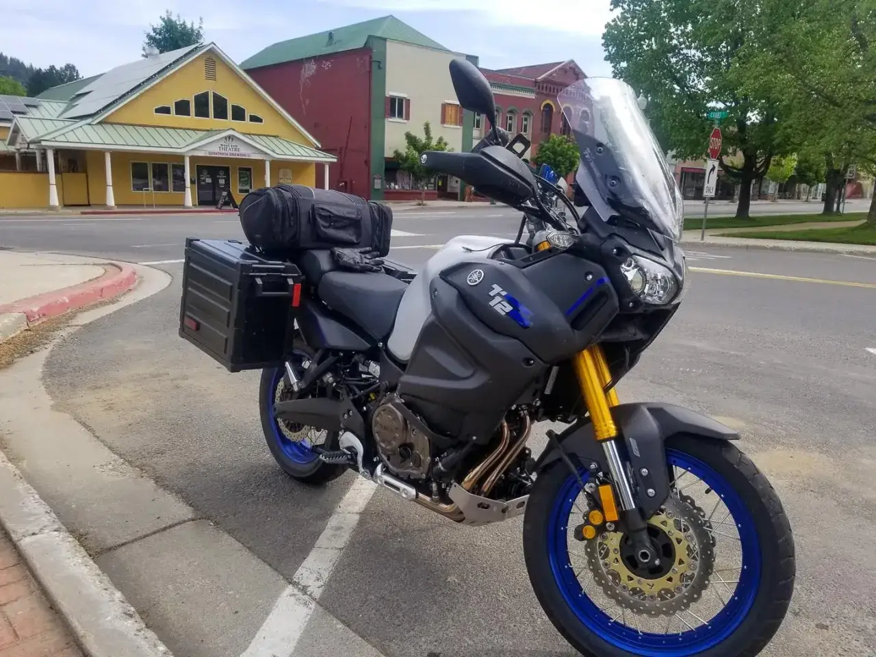 Yamaha Super Tenere 1200 dane techniczne: motocykl turystyczny z kuframi, gotowy na przygodę.
