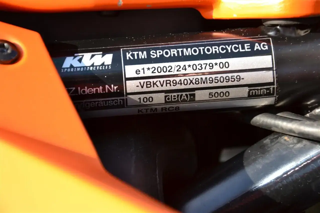 Tabliczka znamionowa KTM RC8 z numerem VIN: -VBKVR940X8M950959-. Widoczny też numer homologacji i dane o hałasie.
