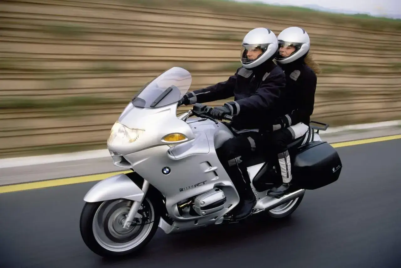 Para jadąca na srebrnym BMW R 1100 RT. Choć model ten ma swoje wady, podróż wygląda na komfortową.